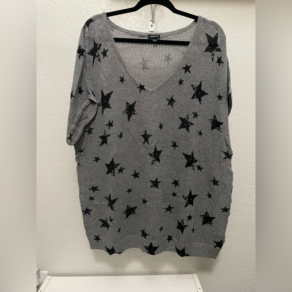 TORRID CHARCAL GREY KNIT WITH BLACK STARS SHIRT